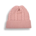 Detalle del gorro de punto rosa que muestra el patrón de trenzas y la textura de canalé - Rosa