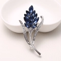 Spilla in lega d'argento con pietre di vetro blu navy taglio marquise e piccoli strass - MM-BR-0489 Bianco K (Bouquet)