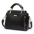 Bolso de mano negro de cuero minimalista con costuras blancas y detalles dorados - Negro