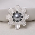 Eleganter matt silberner Blumenbrosche mit grauer Perle und schwarzen Akzenten - Mattsilber