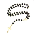 Chapelet de perles noires avec un pendentif croix dorée sur un fond blanc immaculé - Noir & Or