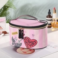 Dettaglio della trousse in PU a righe rosa con graffiti a cuore e manico - Strisce Rosa Vittoria / Rosa Chiaro