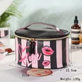 Dettagli della borsa trucco in PU a righe con stampa Love e misure 21x15,5x12,3 cm - Strisce Rosa Bianche Labbra Ciliegia / Nero e Bianco