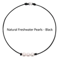 Drei natürliche Süßwasserperlen auf schwarzer Lederkordel Choker-Kette für Damen - Süßwasserperle / Schwarz