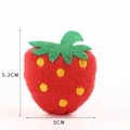 Détail d'accessoire fraise en peluche rouge avec feuille verte et dimension de 5,2 cm - N°6 Fraise Rouge (Sans Épingle)