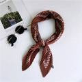 Plissiertes Seidentuch in Braun mit weißen geometrischen Punkten und Modischer Knoten - 1 Plissee Punkte Paisley Karamell