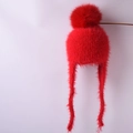 Detail van de rode gebreide wintermuts met een zachte imitatiebont pompon en oorkleppen - Oorklepmuts Van Imitatiemarterbont / Rood