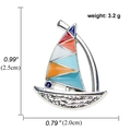 Spilla a forma di barca a vela in smalto argento con vele colorate, 2,5cm x 2,0cm, 3,2g - A00247