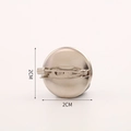 Dettaglio della base per spilla rotonda da 2cm in nichel con chiusura di sicurezza - Diametro 2.0cm