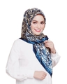 Blauwe zijden sjaal met gouden bloemmotieven gedragen als 90x90cm bawal hijab door model - #17 Blauw en Wit Porselein