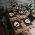 Manteles individuales de Navidad verde oscuro con copos de nieve dorados en algodón y lino - Verde Bronceado Oro Campana de Viento