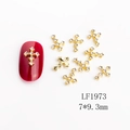 Dettaglio di ciondoli per unghie a croce dorati con zirconi bianchi e misura 7x9,3 mm - Stile Croce di Zirconia Bianca Dorata (1973)