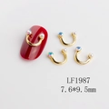 Goldener Hufeisen-Nagelschmuck mit weißer Perle und AB-Kristall, Größe 7,6x9,5 mm - Goldener U-Form Aurora Perlen Stil (1987)