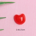 Detail eines roten herzförmigen Harzanhängers mit Maßen 1.4x1.5cm für DIY-Bastelarbeiten - Kirschfleisch
