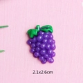 Detailaufnahme von lila Trauben-Harzanhänger mit grünen Blättern für DIY Schmuck 2,1x2,6cm - Lila Weintrauben