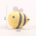 Détail d'une broche abeille en peluche avec des dimensions de 4 cm et 3,8 cm marquées - Petite Abeille avec Broche