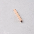 Vista detallada de una cuenta tubular rectangular hueca de 20mm en acero de oro rosa - Oro rosa