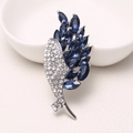 Spilla a piuma d'argento con cristalli blu scuro a goccia e pavé di strass chiari - Argento (MM-BR-490)