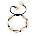 Détail du bracelet bohème en coquillages ivoire naturels et cordon tressé noir ciré - Style Coquillage Corde Noire / Corde Noire avec Coquillage