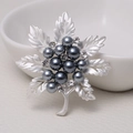 Elegante matzilveren bladbroche met donkergrijze parel en fonkelende strassteentjes - 0484-Zilveren Esdoornblad Parel Strass