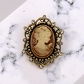 Broche camée vintage avec cadre doré ajouré et strass scintillants élégants - Camée Café