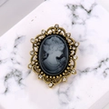Broche camée de style victorien vintage avec profil gris et cristaux sur cadre doré - Camée Gris
