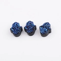 Detailansicht handförmiger Anhänger aus Harz mit glitzernder blauer Druzy-Kristallstruktur - Blauer Druzy-Stil (RY013-1)