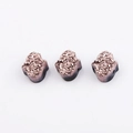 Détail de trois perles Hamsa en druzy or rose et violet avec de petits trous de 1,8 mm - Style Dégradé Or Rose (RY013-5)