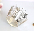 Detail van zilveren lasergesneden spinnenweb cupcakevormpjes met metaalglans - Reflecterend Zilver / 5x5x8CM