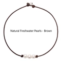Handgefertigtes Halsband aus braunem Echtleder mit drei natürlichen weißen Süßwasserperlen - Süßwasserperle / Braun