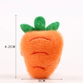 Vue détaillée d'une breloque carotte en peluche de 4.2x3cm avec feuilles pour accessoires - Petite Carotte (Sans Épingle)