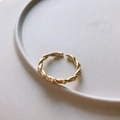 Anello dorato minimalista con design a corda intrecciata e apertura regolabile - Anello a Corda Intrecciata (J-1065) / Oro 18K
