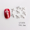 Silberner Kreuz Nagelanhänger mit Perlen auf rotem Nagel, Modell LF1976, 7x9,3mm - Silberner Kunstperlen Kreuz Stil (1976)