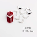 Silberner V-förmiger Nagel-Charm mit Perlen und Kristallen, Modell LF1997, 10,8x8,6 mm - Silberner V-Form Perlen Stil (1997)