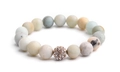 Naturstein-Perlenarmband mit roségoldener Kristallkugel auf weißem Hintergrund - Hellblau Beige Gemischt Mit Roségold Strass Kugel