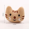 Vue détaillée de la broche chat en peluche kaki avec dimensions de 5,2 cm x 5,5 cm sur gris - Chaton avec Broche