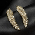 Élégantes boucles d'oreilles feuille en or avec zircons sur soie noire - Or