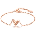 Dettaglio del marchio 18KGP su un bracciale in acciaio inossidabile oro rosa con lettera V - Oro rosa
