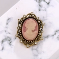 Broche camée rose vintage avec cristaux de strass et cadre en bronze antique fini - Camée Rose