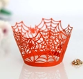 Macro-opname van oranje lasergesneden spinnenweb cupcake wikkel voor Halloween decor - Oranjerood / 5x5x8CM