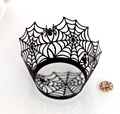 Makroaufnahme schwarzer lasergeschnittener Spinnennetz-Cupcake-Hüllen für Halloween-Deko - 5cm / Schwarz