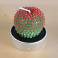 Bougie cactus succulente verte dans un socle en métal argenté avec points rouges - Style Boule de Cactus (1)