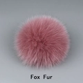 Gros plan détaillé du pompon en fourrure de renard rose montrant une texture douce - Fourrure de renard / Rose Rouge