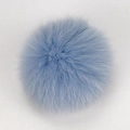 Texture détaillée du pompon en fourrure de raton laveur bleu clair pour chapeaux - Fourrure de renard / Bleu Ciel
