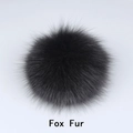 Gros plan d'un pompon noir en fourrure de renard pour chapeau et sac - Fourrure de renard / Noir