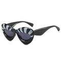 Lunettes de soleil lèvres avec monture œil-de-chat noire et détails rayures grises - Monture Noire Motif Zèbre