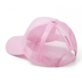 Detailansicht der pinkfarbenen Mesh-Pferdeschwanz-Kappe mit hinterer Öffnung für Zöpfe - Kein Label Ponytail Cap / Rosa