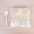 Cucchiaio-forchetta usa e getta in plastica bianco crema per torte e dessert confezionati - Imballaggio Individuale / Bianco Sporco