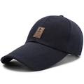 Berretto da baseball in tela blu scuro con una toppa logo in pelle marrone - Regolabile / Blu Notte