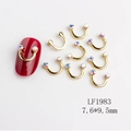 Details von goldenen U-förmigen Nagelanhängern mit schillernden Strasssteinen, 7.6*9.5mm - Goldener U-Form Aurora Zirkonia Stil (1983)